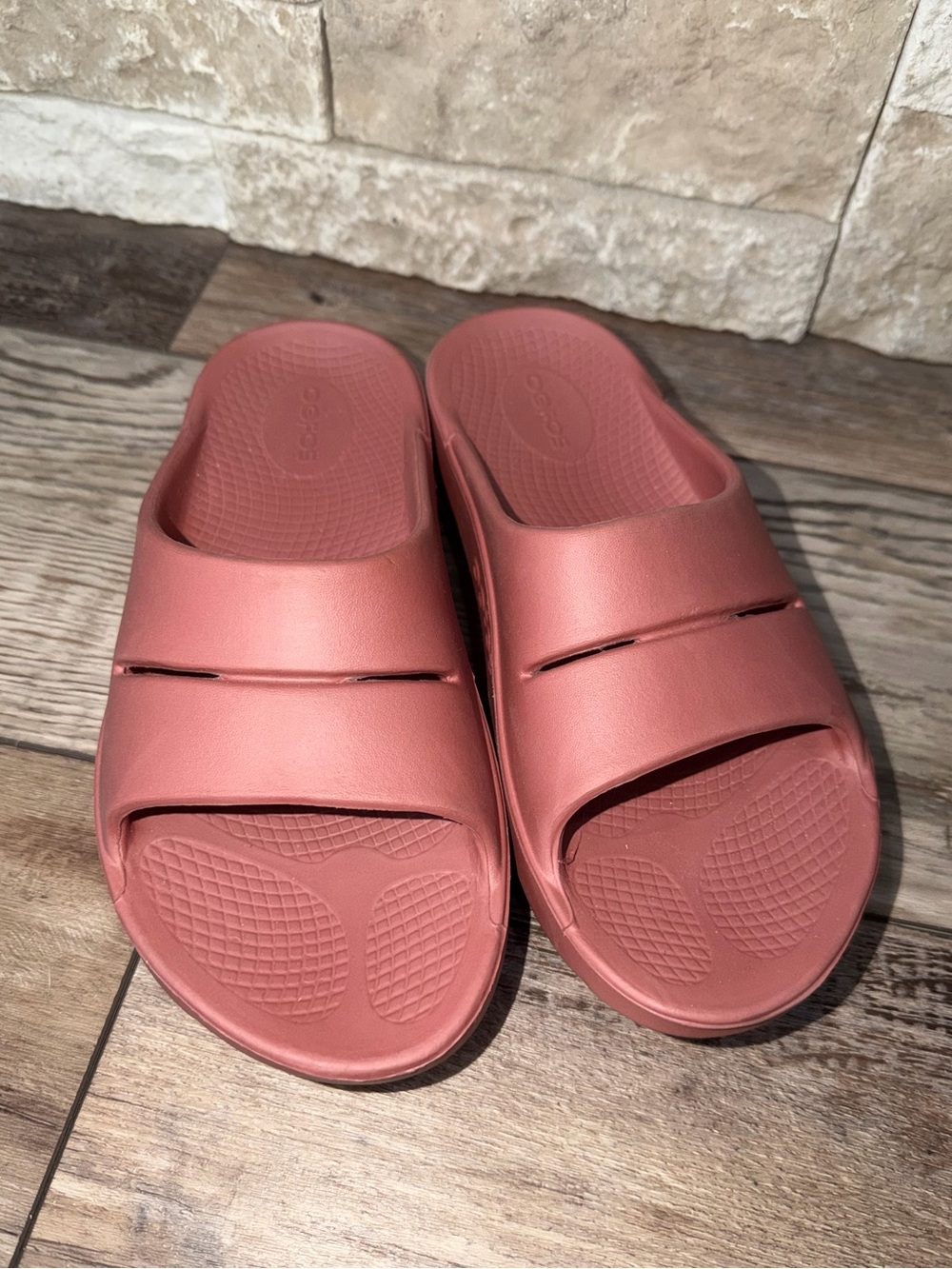 OOFOS OOahh Sport Flex Slide Recovery Sandals Rose Gold Men's 6 Women's 8 EUC